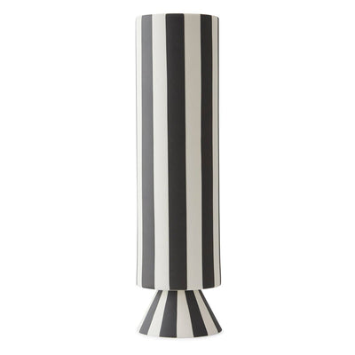 Se OYOY Toppu vase 31 cm Hvid/Sort ✔ Kæmpe udvalg i OYOY ✔ Hurtig levering: 1 - 2 Hverdage samt billig fragt - Varenummer: KTT-46294-01 og barcode / Ean: '5712195009045 på lager - Udsalg på Indretning - Dekoration - Vaser Spar op til 66% - Over 1334 design mærker på udsalg