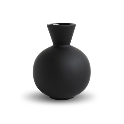 Se Cooee Design Trumpet vase 16 cm Black ✔ Kæmpe udvalg i Cooee Design ✔ Hurtig levering: 1 - 2 Hverdage samt billig fragt - Varenummer: KTT-501767-01 og barcode / Ean: '7350057807835 på lager - Udsalg på Indretning - Dekoration - Vaser Spar op til 56% - Over 1354 design brands på udsalg