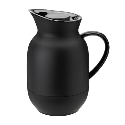 Se Stelton Amphora termokande kaffe 1 L Soft black ✔ Kæmpe udvalg i Stelton ✔ Hurtig levering: 1 - 2 Hverdage samt billig fragt - Varenummer: KTT-501933-01 og barcode / Ean: '5709846027466 på lager - Udsalg på Servering - Kander & karafler - Termokander Spar op til 63% - Over 1354 design brands på udsalg