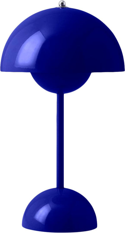 Se &Tradition Flowerpot Portable Lamp VP9, Cobalt Blue, Magnetic Charger Str Ø: 16cm, H: 29.5cm - Bordlamper ❤ Stort online udvalg i &Tradition ❤ Meget billig fragt og hurtig levering: 1 - 2 hverdage - Varenummer: MGS-S12002647 og barcode / Ean: 5705385036594 på lager - Udsalg på Bolig - Lamper - Bordlamper Spar op til 59% - Over 857 kendte brands på udsalg