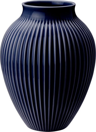 Se Knabstrup Keramik Knabstrup Vase H 20 cm Dark Blue - Vaser ❤ Stort online udvalg i Knabstrup Keramik ❤ Meget billig fragt og hurtig levering: 1 - 2 hverdage - Varenummer: MGS-S12674370 og barcode / Ean: 5713959013247 på lager - Udsalg på Bolig - Interiør - Vaser & urtepotteskjulere - Vaser Spar op til 51% - Over 1160 kendte mærker på udsalg