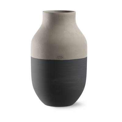 Se Kähler Omaggio Circulare Vase H31 cm Antracitgrå ✔ Kæmpe udvalg i Kähler ✔ Hurtig levering: 1 - 2 Hverdage samt billig fragt - Varenummer: KTT-594079-01 og barcode / Ean: '5703779188829 på lager - Udsalg på Indretning - Dekoration - Vaser Spar op til 54% - Over 1354 kendte brands på udsalg