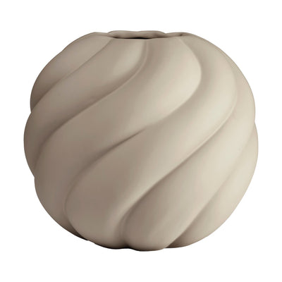 Se Cooee Design Twist ball vase 20 cm Sand ✔ Kæmpe udvalg i Cooee Design ✔ Hurtig levering: 1 - 2 Hverdage samt billig fragt - Varenummer: KTT-596595-01 og barcode / Ean: '7350156250327 på lager - Udsalg på Indretning - Dekoration - Vaser Spar op til 51% - Over 1300 kendte brands på udsalg