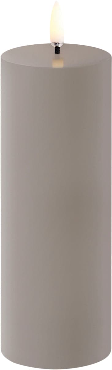 Se Uyuni LED Pillar Candle, Sandstone, Smooth, 5,8x15,2 cm - Led Stearinlys ❤ Stort online udvalg i Uyuni ❤ Meget billig fragt og hurtig levering: 1 - 2 hverdage - Varenummer: MGS-S13046255 og barcode / Ean: 5708311309021 på lager - Udsalg på Bolig - Interiør - Lysestager - LED Stearinlys Spar op til 59% - Over 857 kendte brands på udsalg