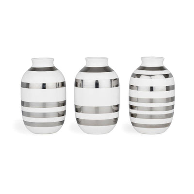 Se Kähler Omaggio vase miniature 3 stk sølv-hvid ✔ Kæmpe udvalg i Kähler ✔ Hurtig levering: 1 - 2 Hverdage samt billig fragt - Varenummer: KTT-17862-05 og barcode / Ean: '5703779153506 på lager - Udsalg på Indretning - Dekoration - Vaser Spar op til 53% - Over 1334 design brands på udsalg