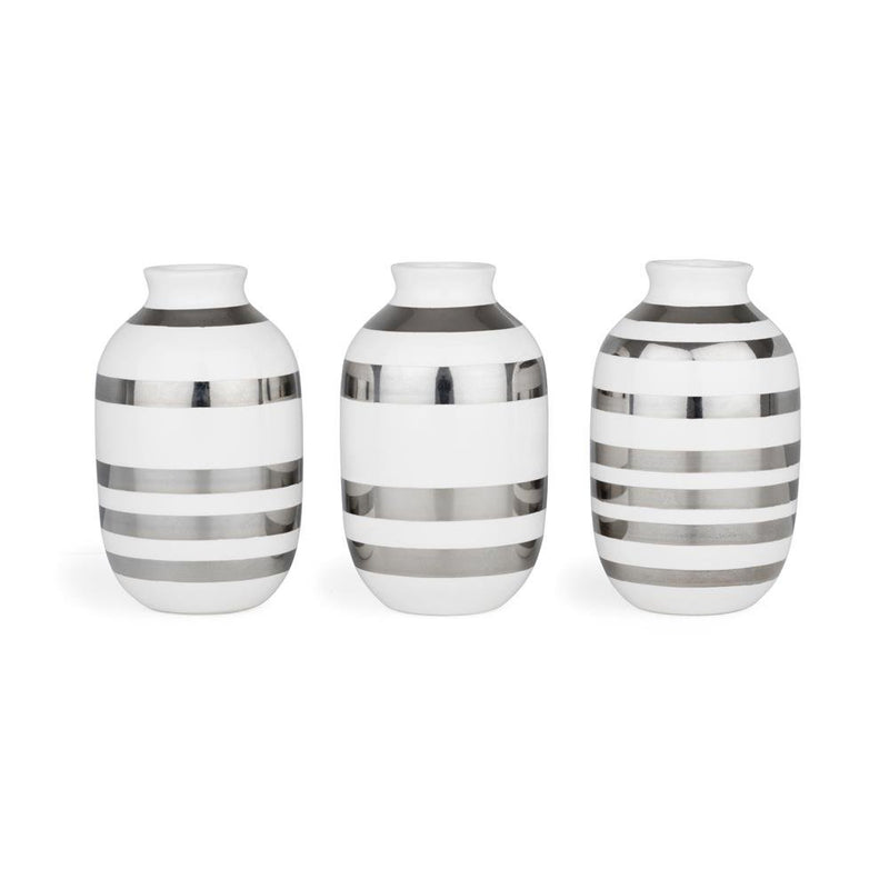 Se Kähler Omaggio vase miniature 3 stk sølv-hvid ✔ Kæmpe udvalg i Kähler ✔ Hurtig levering: 1 - 2 Hverdage samt billig fragt - Varenummer: KTT-17862-05 og barcode / Ean: &