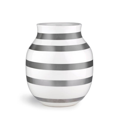 Se Kähler Omaggio vase sølv mellem ✔ Kæmpe udvalg i Kähler ✔ Hurtig levering: 1 - 2 Hverdage samt billig fragt - Varenummer: KTT-22363-02 og barcode / Ean: '5703779152127 på lager - Udsalg på Indretning - Dekoration - Vaser Spar op til 63% - Over 1354 design brands på udsalg