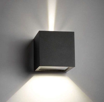 Se Cube LED - Light Point-10 x 10 x 10 cm.-Sort ❤ Stort online udvalg i Light Point ❤ Hurtig levering: 1 - 2 Hverdage samt billig fragt ❤ Varenummer: TEN-256182 og barcode / Ean: 5711389561826 på lager - Udsalg på Belysning > Udendørslamper - Over 454 design mærker på udsalg