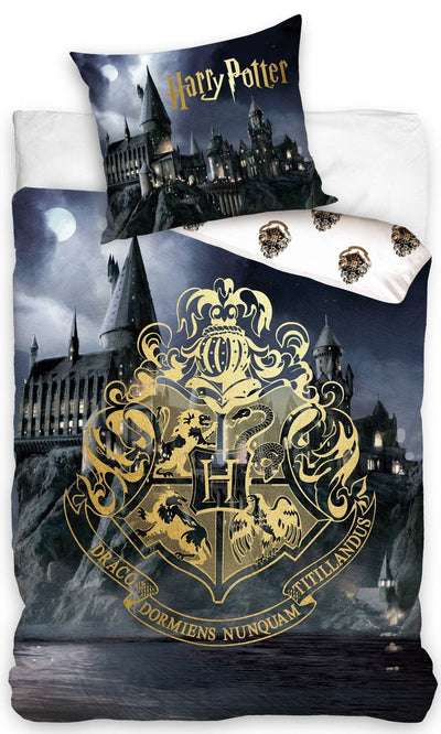 Se Harry Potter Hogwarts Sengetøj, 100 procent bomuld ✔ Kæmpe udvalg i Mmaction ✔ Hurtig levering: 1 - 2 Hverdage samt billig fragt - Varenummer: MMA-2040192 og barcode / Ean: '5902689469107 på lager - Udsalg på Harry Potter Sengetøj Spar op til 51% - Over 454 design mærker på udsalg