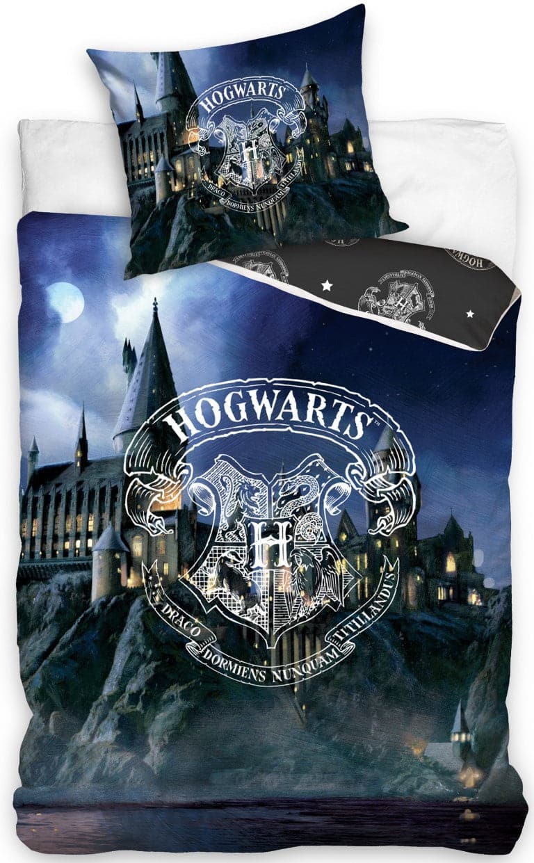 Se Harry Potter Hogwarts Sengetøj, 100 procent bomuld ✔ Kæmpe udvalg i Mmaction ✔ Hurtig levering: 1 - 2 Hverdage samt billig fragt - Varenummer: MMA-2040157 og barcode / Ean: &