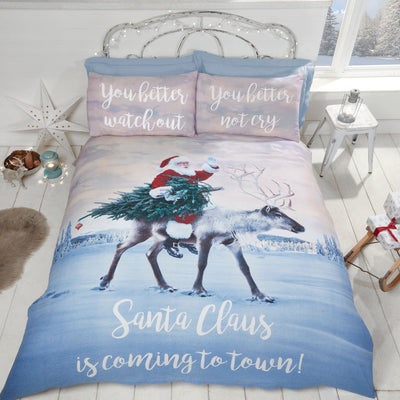 Se Julemanden ''Santa's Coming to Town'' sengetøj til dobbeltdyne, 220x230cm ✔ Kæmpe udvalg i  mmaction ✔ Hurtig levering: 1 - 2 Hverdage samt billig fragt - Varenummer: MMA-209037 og barcode / Ean: '5027491616768 på lager - Udsalg på Jule Sengetøj Spar op til 66% - Over 434 design mærker på udsalg