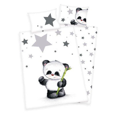 Se Panda Junior Sengetøj 100x135 cm - 100 procent bomuld ✔ Kæmpe udvalg i Mmaction ✔ Hurtig levering: 1 - 2 Hverdage samt billig fragt - Varenummer: MMA-2010001 og barcode / Ean: '4006891898609 på lager - Udsalg på Øvrigt sengetøj til Børn Spar op til 56% - Over 454 design mærker på udsalg