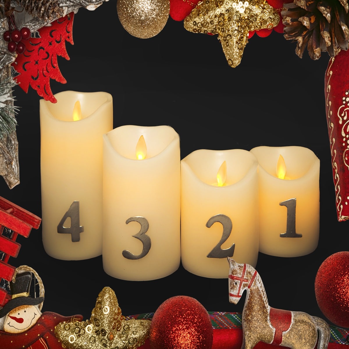 Fire adventslys med tallene 4, 3, 2 og 1 omgivet af julepynt, klar til 1. søndag i advent og Black Weekend