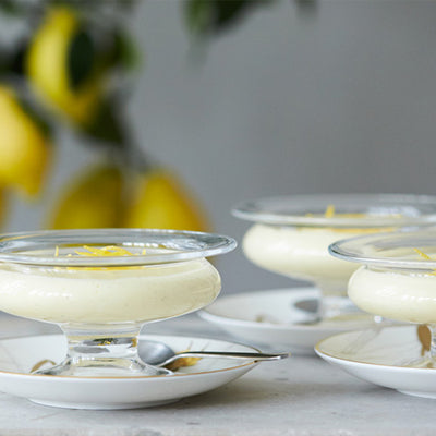Lav en lækker citronfromage og server den i skåle fra Holmegaard