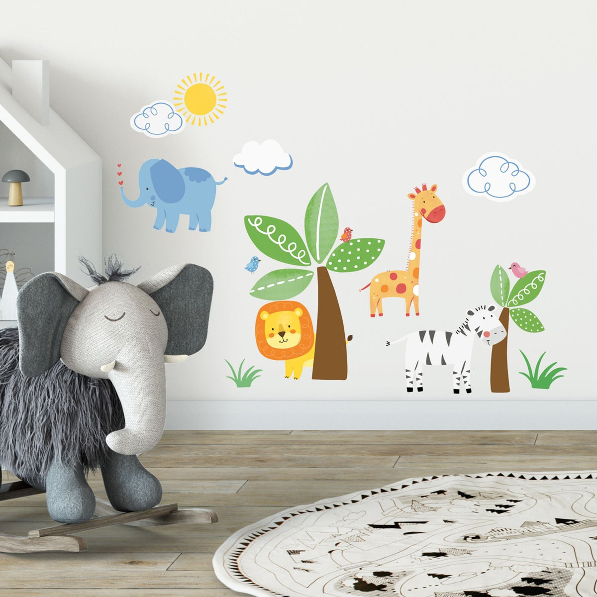Børneværelse med jungledyr som wallstickers på væggen og en blød elefant på gulvet