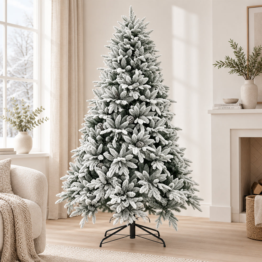 Sneklædt kunstigt juletræ med kogler, højde 150 cm