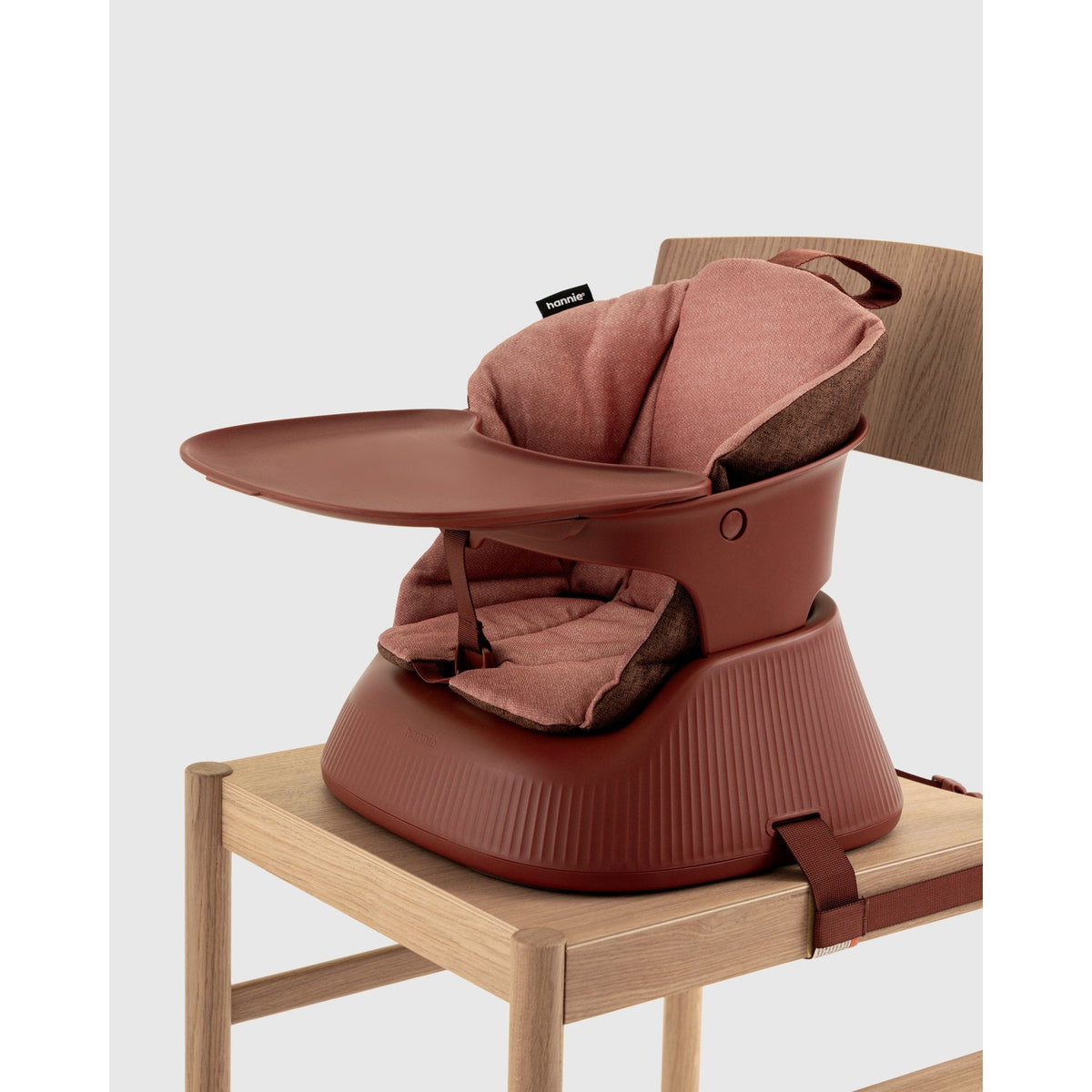 Hannie transportabel højstol i farven Mahogany Red, sammenklappelig model