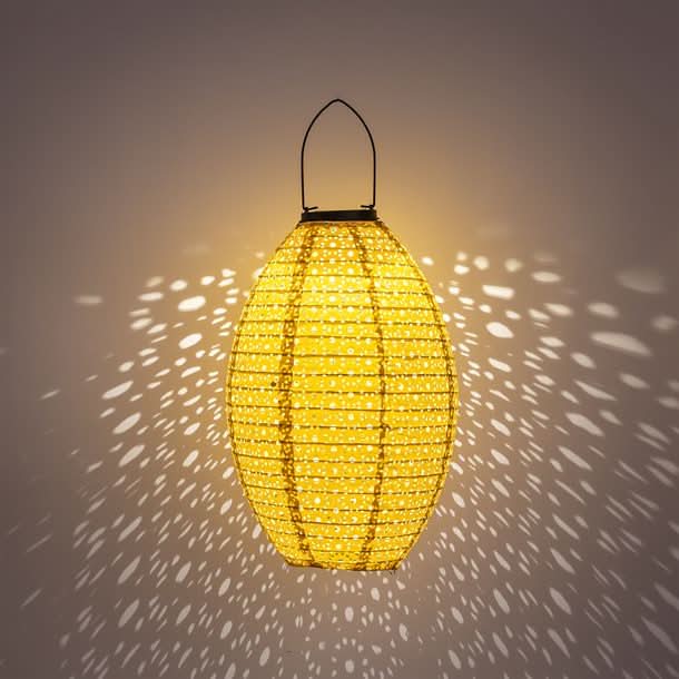 Se Dekorativ oval solcellelampe i i perforeret stof, i gylden orange farve - Udendørsbelysning > Solcellelamper > Dekorationsbelysning - Anna&