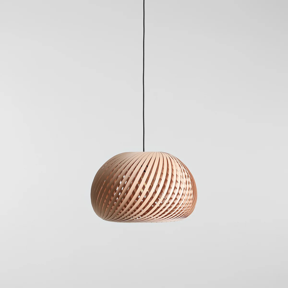 Se Nightfall - Pendel i flettet bøgetræ, diameter 45 cm. ❤ Kæmpe udvalg i 3-nordic - Køb online på udsalg og tilbud lige nu ❤ Billig fragt • Hurtig levering - Varenummer: 3-nordic-8780 og barcode / Ean: på lager - Udsalg på Lamper - Loftlamper - pendler - Pendler med 1 skærm Spar helt op til 57% - Kæmpe udsalg på over 739 brands