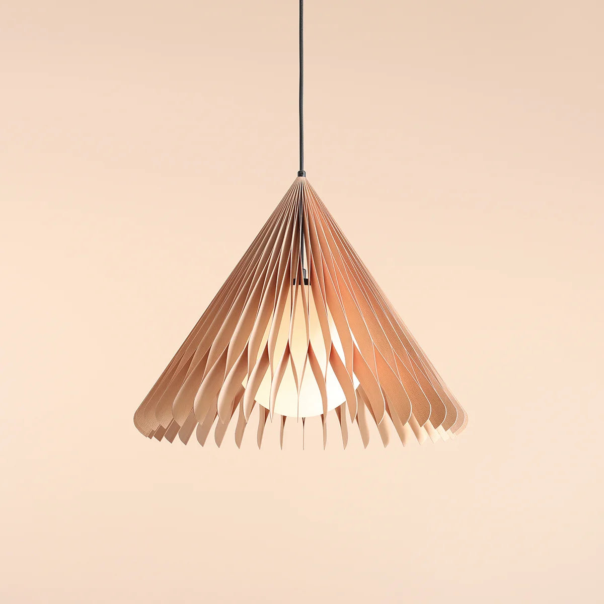 Se Nightfall - Pendel i bøgetræ og hvidt glas, diameter 48 cm. ❤ Kæmpe udvalg i 3-nordic - Køb online på udsalg og tilbud lige nu ❤ Billig fragt og hurtig levering - Varenummer: 3-nordic-8782 og barcode / Ean: på lager - Udsalg på Lamper - Loftlamper - pendler - Pendler med 1 skærm Få op til 67% i rabat - Shop udsalg fra mere end 1.798 mærker