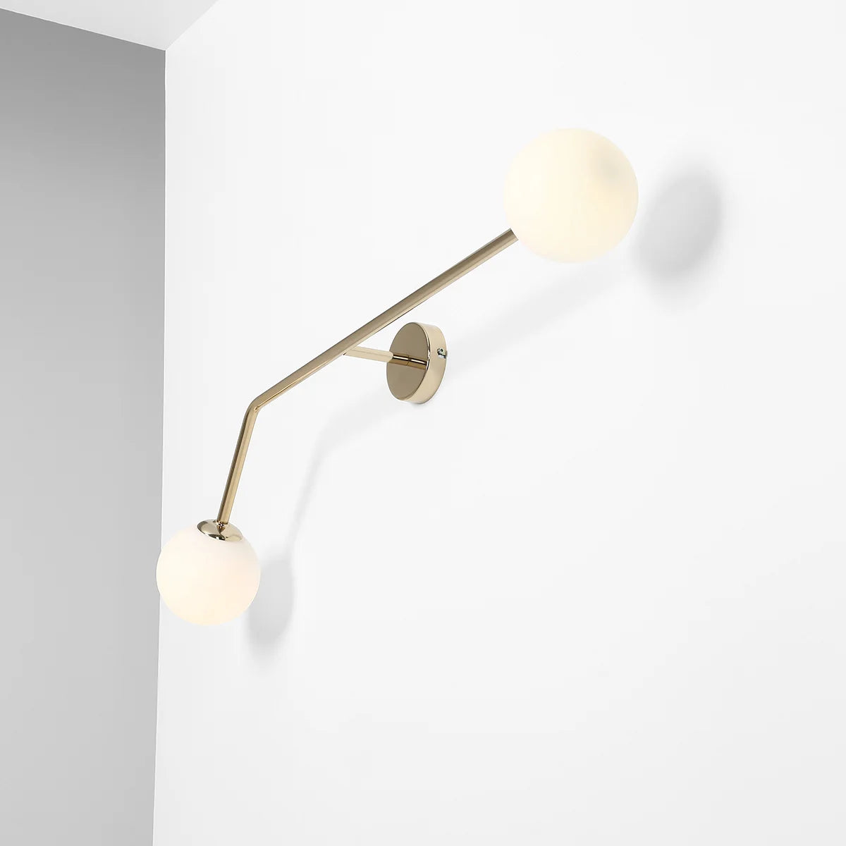 Se Limelight - Væglampe i guldfarvet metal og hvidt glas, bredde 97 cm ❤ Kæmpe udvalg i 3-nordic - Køb online på udsalg og tilbud lige nu ❤ Meget billig fragt og hurtig levering - Varenummer: 3-nordic-3344 og barcode / Ean: på lager - Udsalg på Lamper - Væglamper Spar helt op til 57% - Over 2.739 kendte brands på udsalg