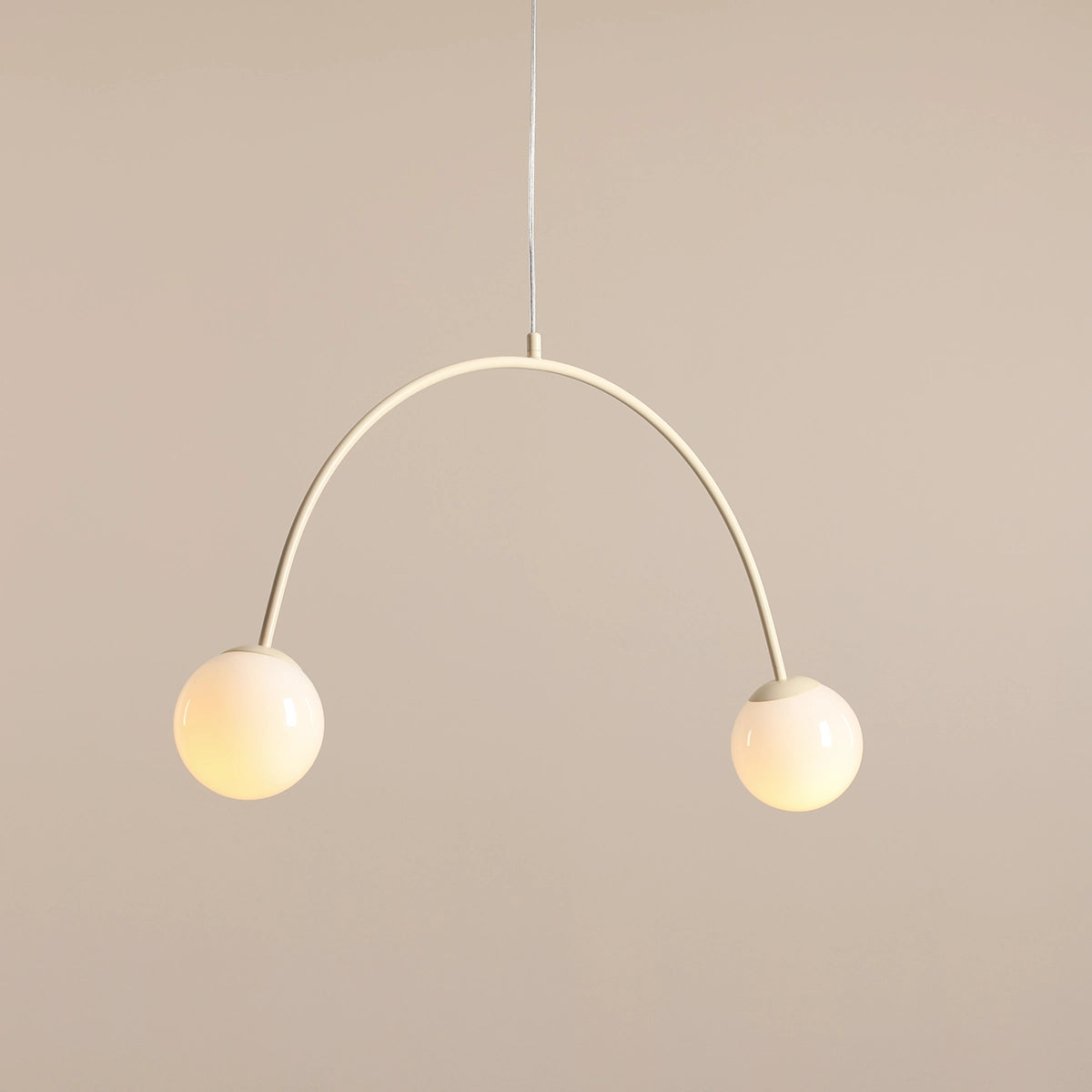 Se Twiggy - Loftlampe i cremefarvet metal og 2 hvide glaskupler, bredde 84 cm. ❤ Kæmpe udvalg i 3-nordic - Køb online på udsalg og tilbud lige nu ❤ Super billig fragt og lynhurtig levering - Varenummer: 3-nordic-8798 og barcode / Ean: på lager - Udsalg på Lamper - Loftlamper - pendler - Langbordspendler Få op til 67% i rabat - Shop udsalg fra mere end 1.798 mærker