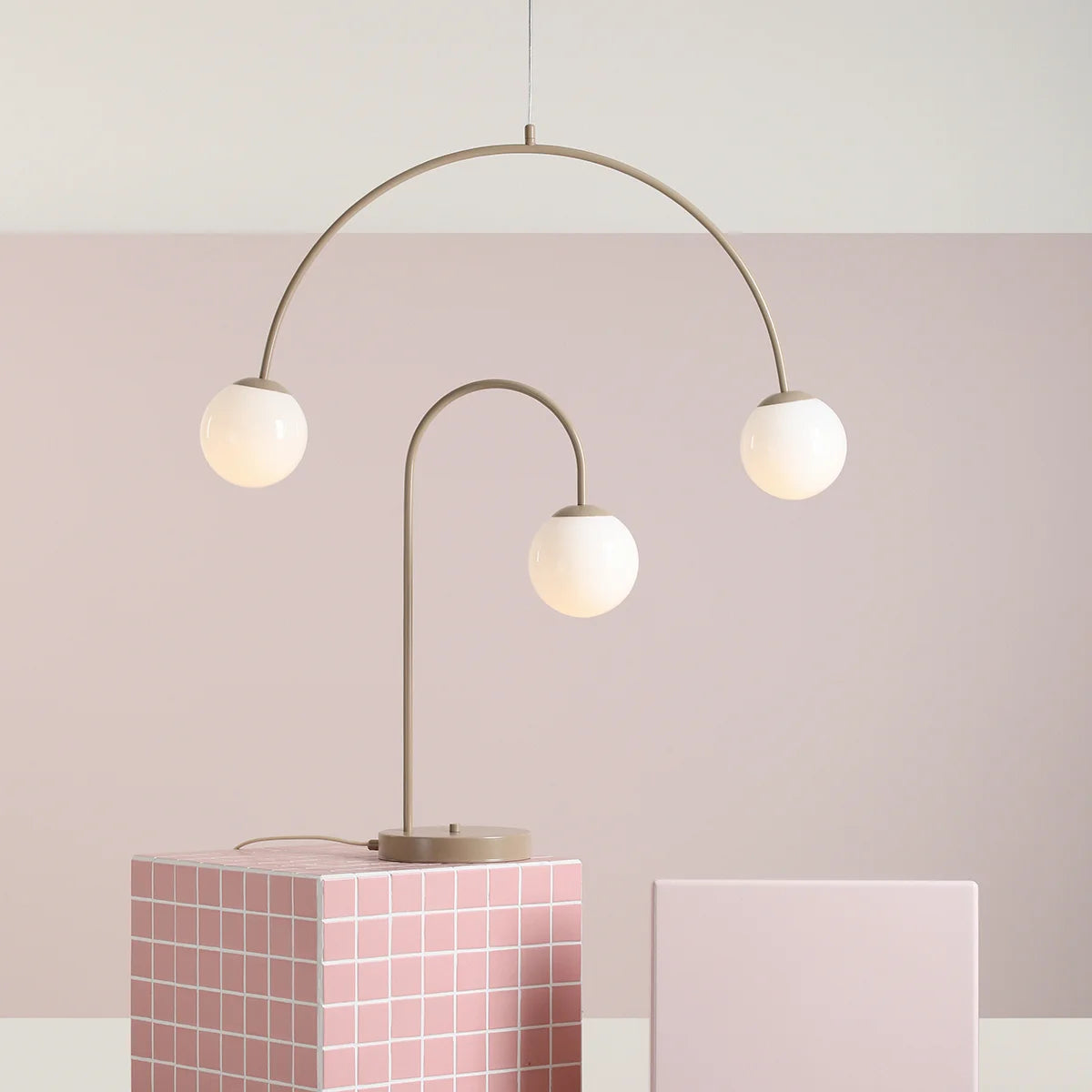Se Twiggy - Loftlampe i beigefarvet metal og 2 hvide glaskupler, bredde 84 cm. ❤ Kæmpe udvalg i 3-nordic - Køb online på udsalg og tilbud lige nu ❤ Billig fragt og hurtig levering - Varenummer: 3-nordic-8800 og barcode / Ean: på lager - Udsalg på Lamper - Loftlamper - pendler - Langbordspendler Spar stort – op til 59% - Eksklusivt udsalg på over 2.739 brands