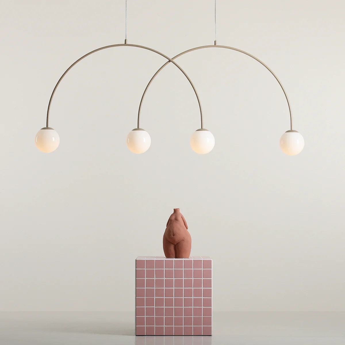 Se Twiggy - Loftlampe i beige farvet metal og 4 hvide glaskupler, bredde 149 cm. ❤ Kæmpe udvalg i 3-nordic - Køb online på udsalg og tilbud lige nu ❤ Super billig fragt og lynhurtig levering - Varenummer: 3-nordic-8801 og barcode / Ean: på lager - Udsalg på Lamper - Loftlamper - pendler - Langbordspendler Spar helt op til 73% - Over 2.739 kendte brands på udsalg