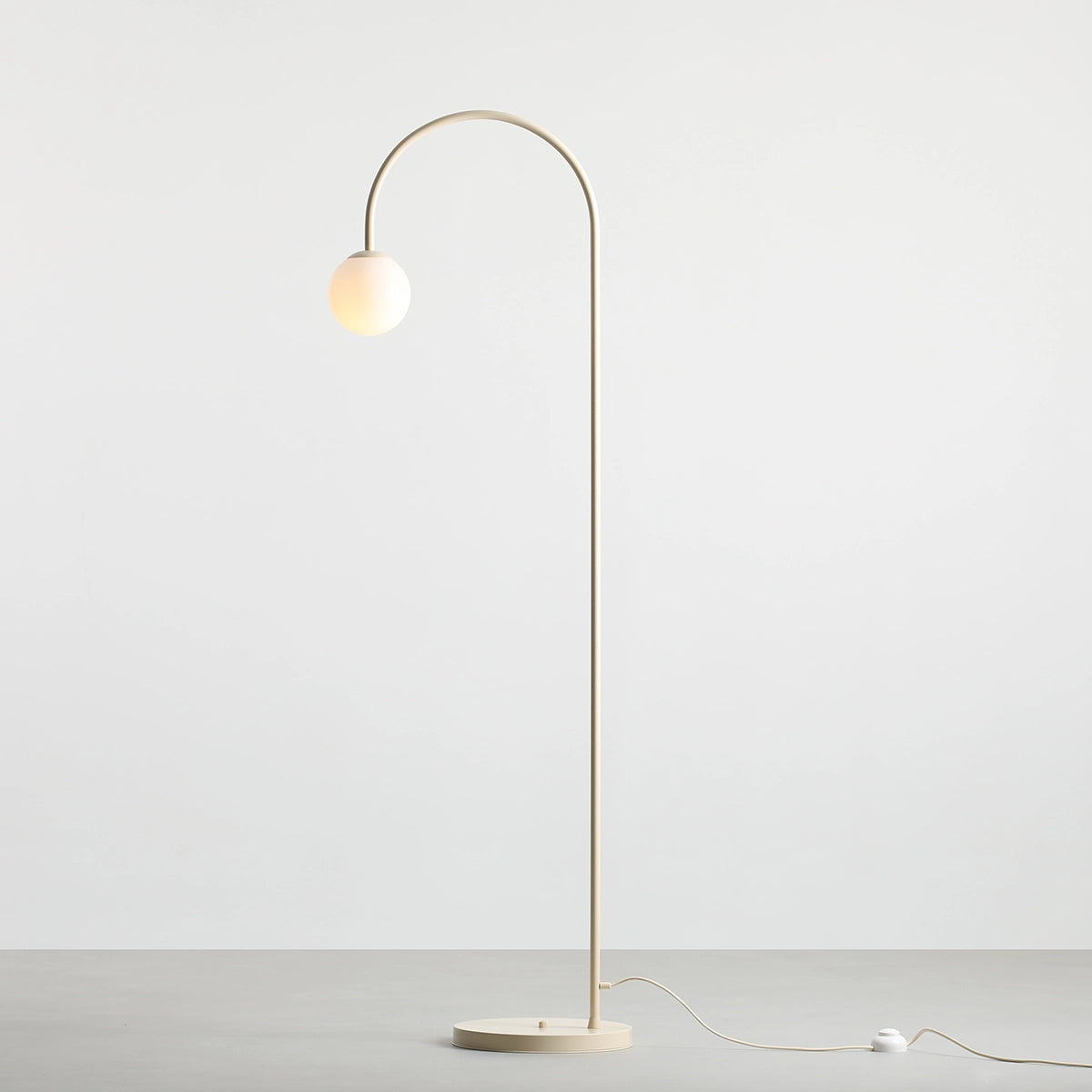 Se Twiggy - Gulvlampe i cremefarvet metal og hvidt glas ❤ Kæmpe udvalg i 3-nordic - Køb online på udsalg og tilbud lige nu ❤ Super billig fragt og lynhurtig levering - Varenummer: 3-nordic-8790 og barcode / Ean: på lager - Udsalg på Lamper - Gulvlamper Spar helt op til 79% - Stort udsalg på over 739 brands