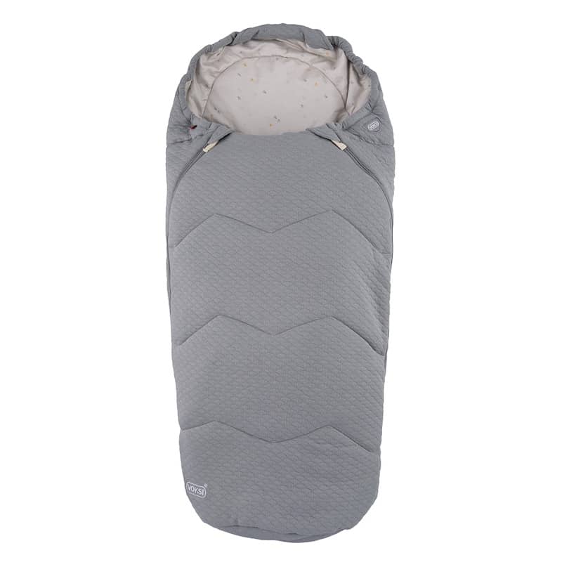 Voksi Breeze Light kørepose i designet Grey Footprints