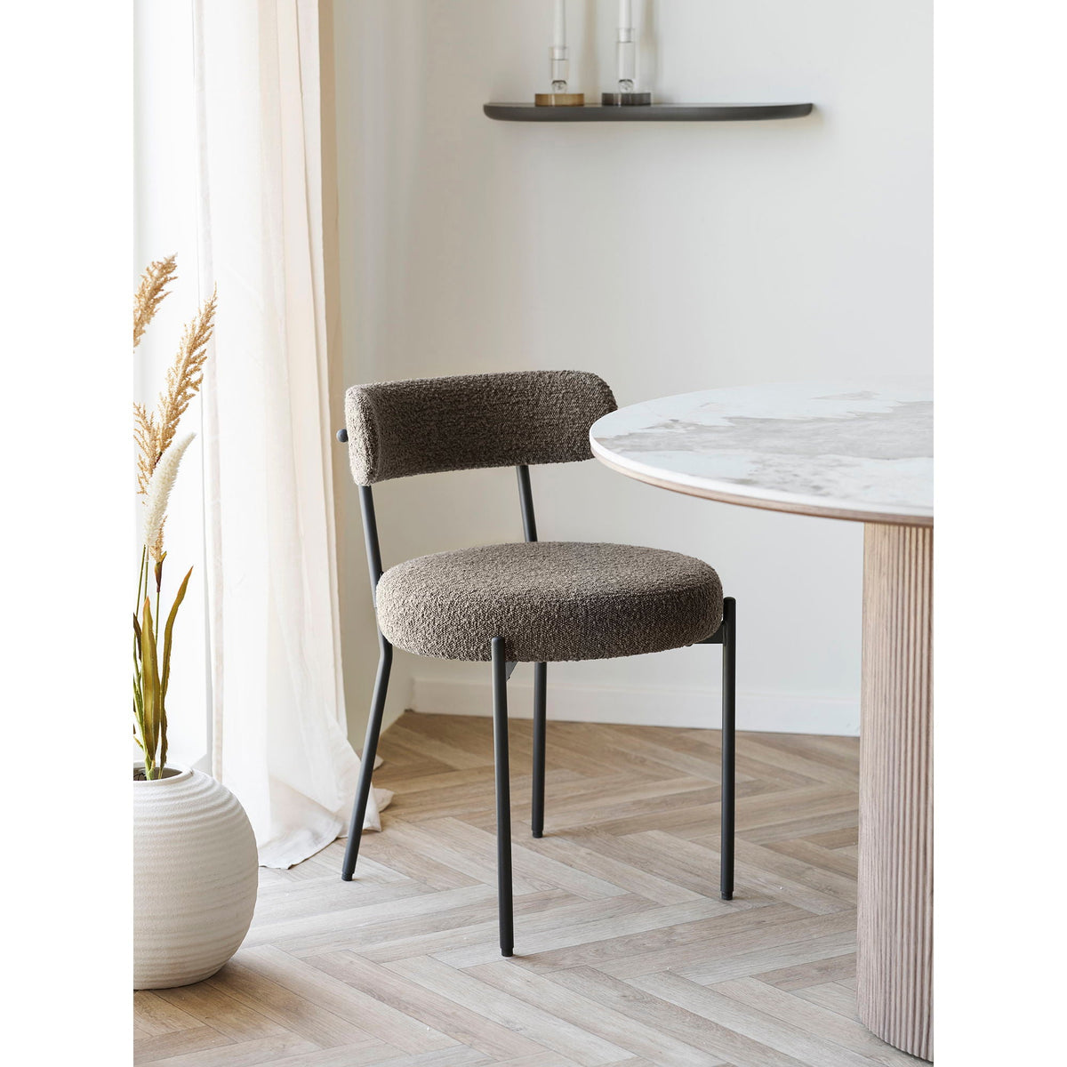 Se House Nordic - Badalona Spisebordsstol, brun bouclé m. sorte ben, sæt af 2 stk. ❤ Kæmpe udvalg i House Nordic - Køb online på udsalg og tilbud lige nu ❤ Billig fragt • Hurtig levering - Varenummer: Bolig&Haven-51555542663498 og barcode / Ean: 5713917037841 på lager - Udsalg på Spar helt op til 57% - Over 739 kendte brands på udsalg
