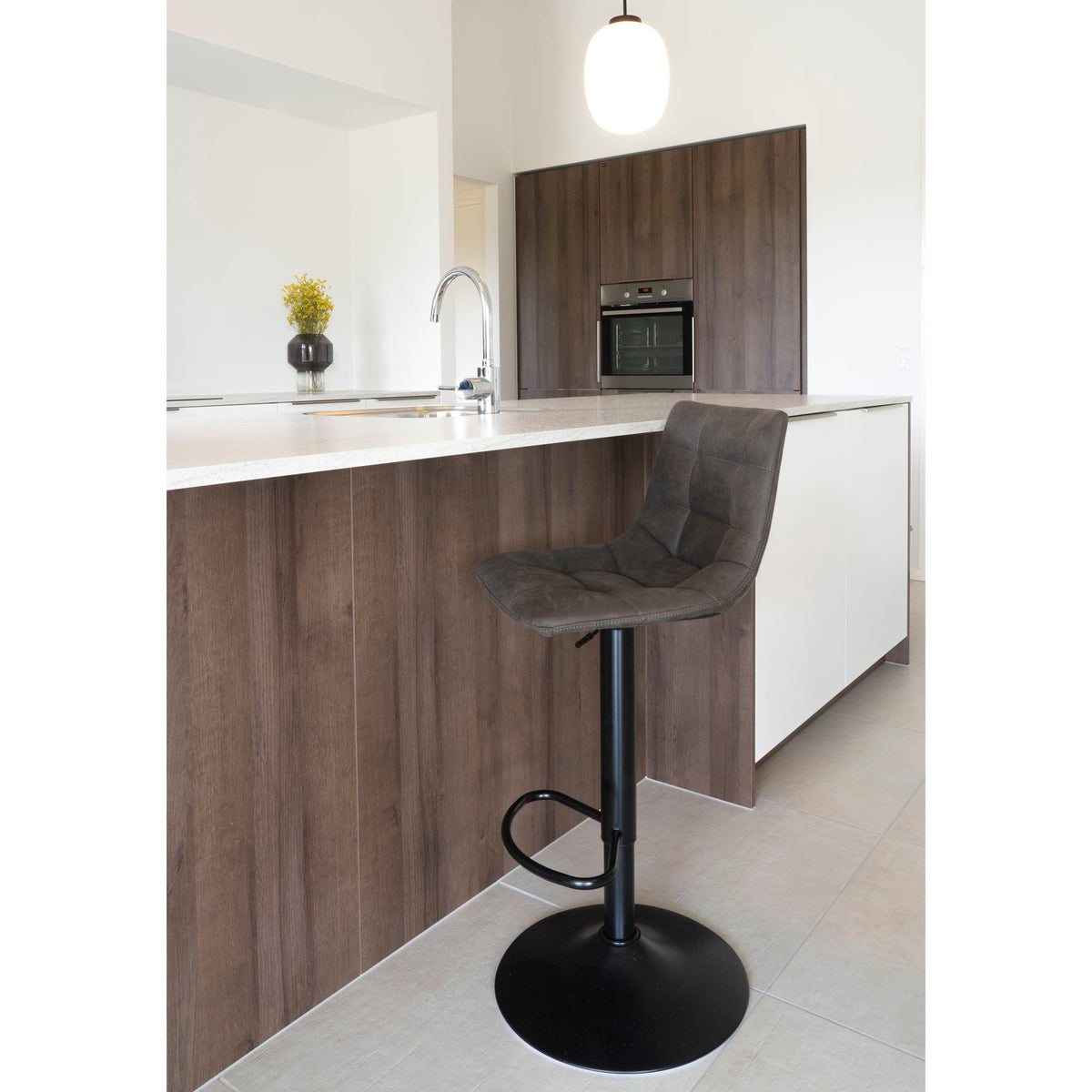 Se House Nordic - Middelfart Barstol - sæt af 2 stk., i mørkegrå med sorte ben ❤ Kæmpe udvalg i House Nordic - Køb online på udsalg og tilbud lige nu ❤ Billig fragt og hurtig levering - Varenummer: Bolig&Haven-42075157496060 og barcode / Ean: 5713917009398 på lager - Udsalg på Spar stort – op til 53% - 2.739+ brands samlet til lave priser