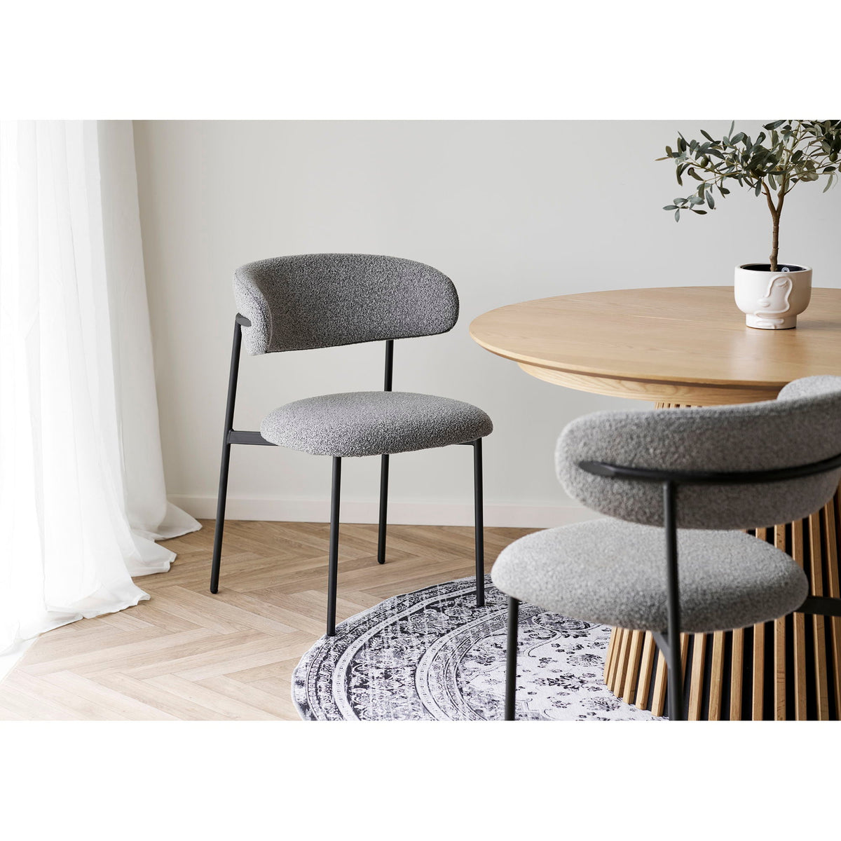 Se House Nordic - Mira Spisebordsstol, lysegrå - sæt af 2 stk. ❤ Kæmpe udvalg i House Nordic - Køb online på udsalg og tilbud lige nu ❤ Super billig fragt og lynhurtig levering - Varenummer: Bolig&Haven-50242364473674 og barcode / Ean: 5713917032280 på lager - Udsalg på Spar stort – op til 53% - Over 2.739 kendte brands på stort udsalg