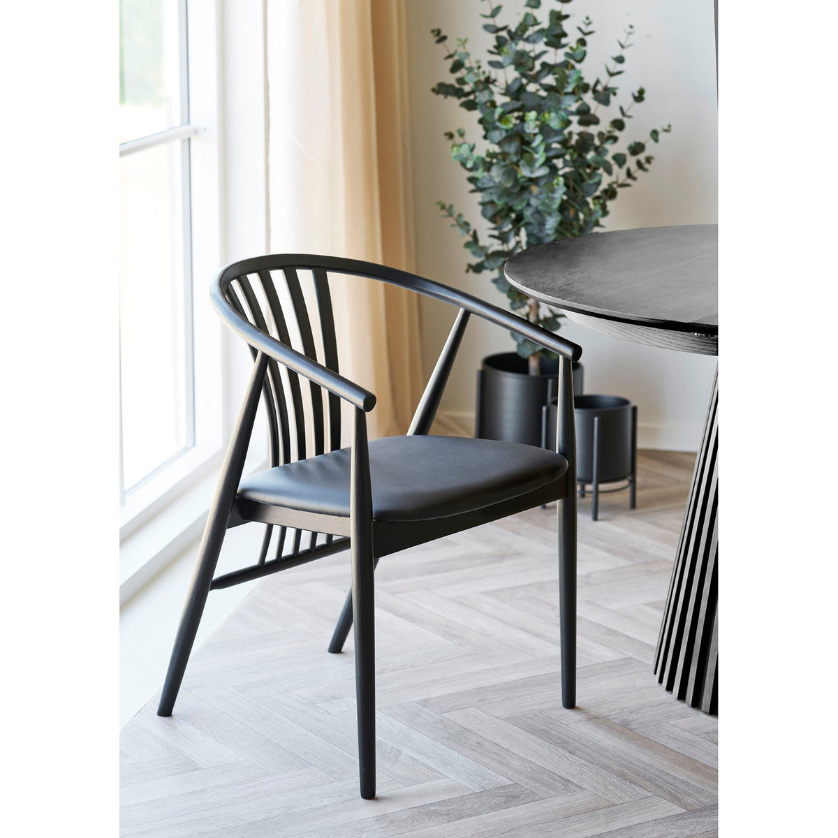 Se House Nordic - Agustin Spisebordsstol, bøgetræ, PU sæde, sort ❤ Kæmpe udvalg i House Nordic - Køb online på udsalg og tilbud lige nu ❤ Billig fragt og hurtig levering - Varenummer: Bolig&Haven-51555485122890 og barcode / Ean: 5713917035786 på lager - Udsalg på Op til 57% rabat - Over 1.329 brands på online udsalg