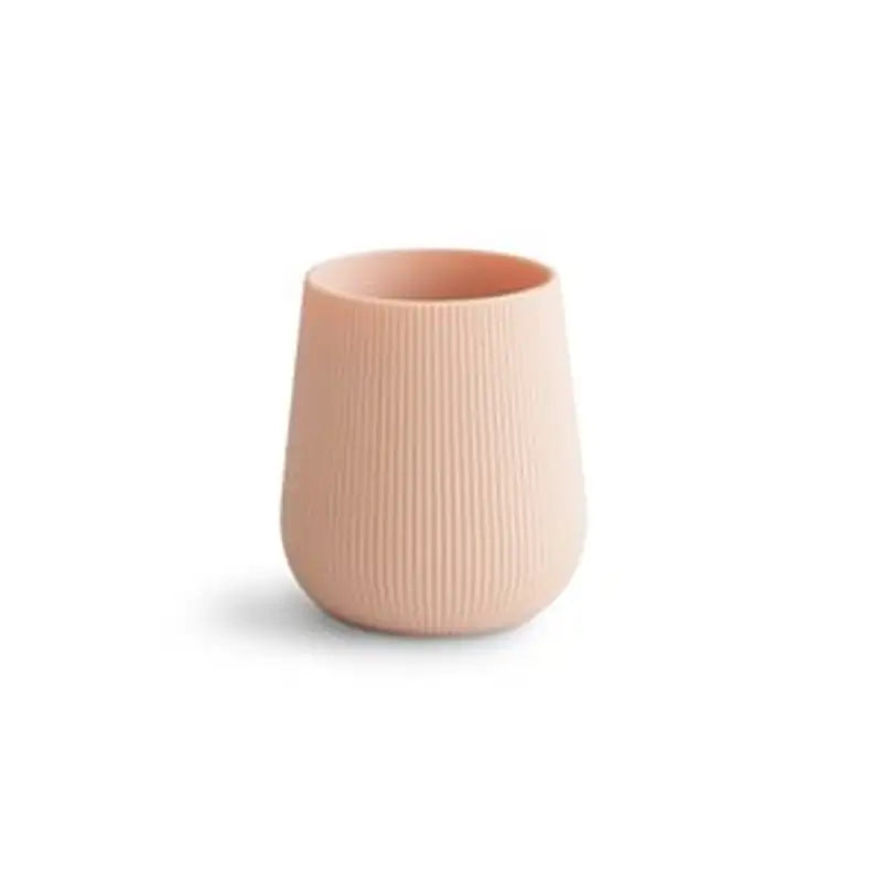 Mushie startkop i blush silikone med ribbet yderside til børn