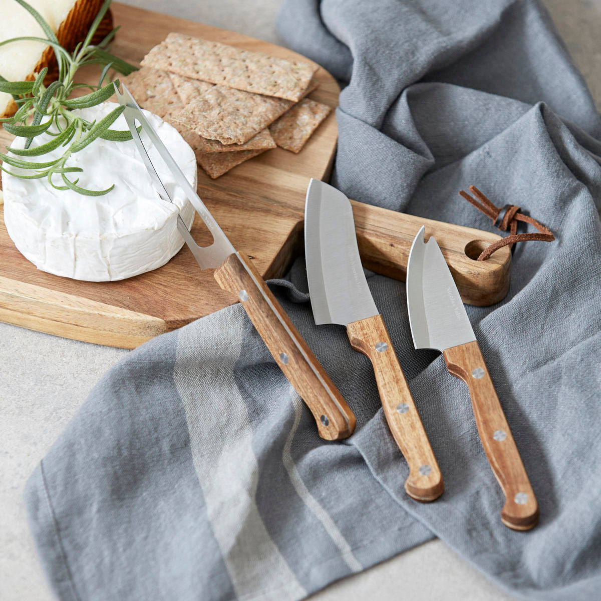 Se Nicolas Vahé - Osteknive i Akacietræ og Rustfrit Stål 3 stk. ❤ Kæmpe udvalg i Nicolas Vahe - Køb online på udsalg og tilbud lige nu ❤ Lav fragtpris og hurtig levering - Varenummer: Bolig&Haven-42036339638524 og barcode / Ean: 5707644433328 på lager - Udsalg på Op til 61% rabat - Mere end 2.739 populære mærker på tilbud