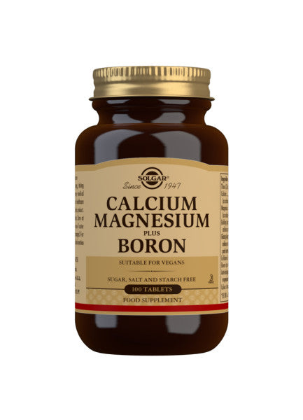Glas med Solgar Calcium Magnesium Plus Boron mineraltabletter, 100 stk.