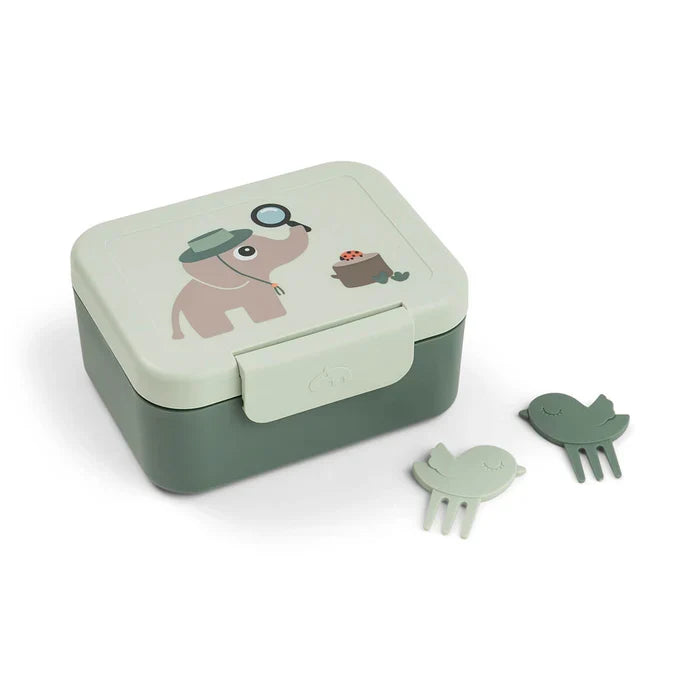 Grøn lille madkasse fra Done by Deer Tiny Trails med kliklås og snackpinde