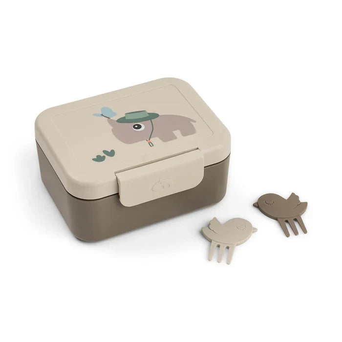 Lille sandfarvet madkasse fra Done by Deer Tiny Trails med to snackpinde