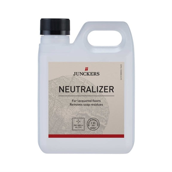 Flaske med Junckers Neutralizer, 1 liter, til afrensning af gulve før lakering