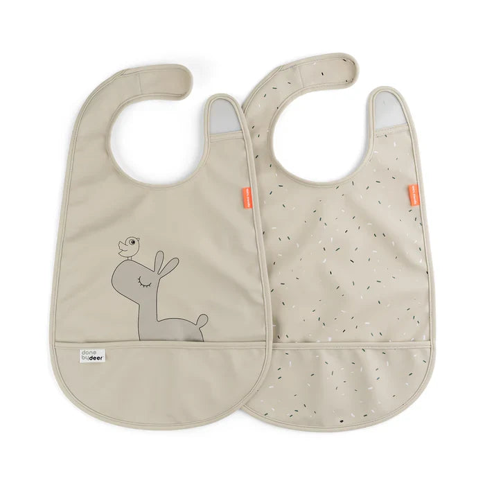 To vandtætte hagesmække med velcro fra Done by Deer i farven Lalee Sand