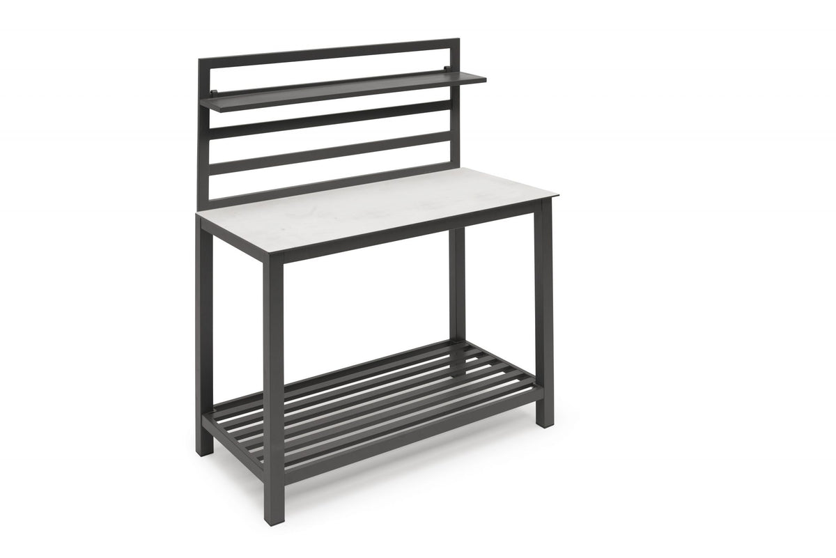 Udendørs arbejdsbord i aluminium med lamineret bordplade og hylde fra Sølund Huse