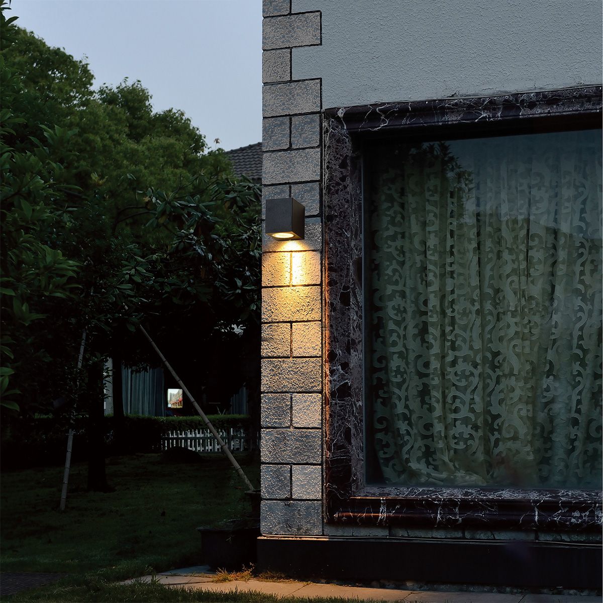 Se Burlata - udendørslampe i metal, firkantet design højde 8 cm. ❤ Kæmpe udvalg i 3-nordic - Køb online på udsalg og tilbud lige nu ❤ Super billig fragt og lynhurtig levering - Varenummer: 3-nordic-4318 og barcode / Ean: på lager - Udsalg på Lamper - Udendørslamper Spar helt op til 73% - Stort udsalg på over 739 brands