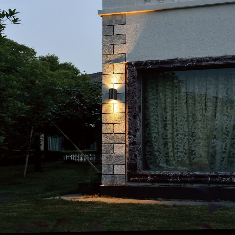 Se billigt tilbud på Burlata udendørslampe i metal, rundt design, 15 cm høj. Udsalg på 3-nordic. Hurtig levering, billig fragt. Varenummer: 3NDC-4317. Spar op til 62%.