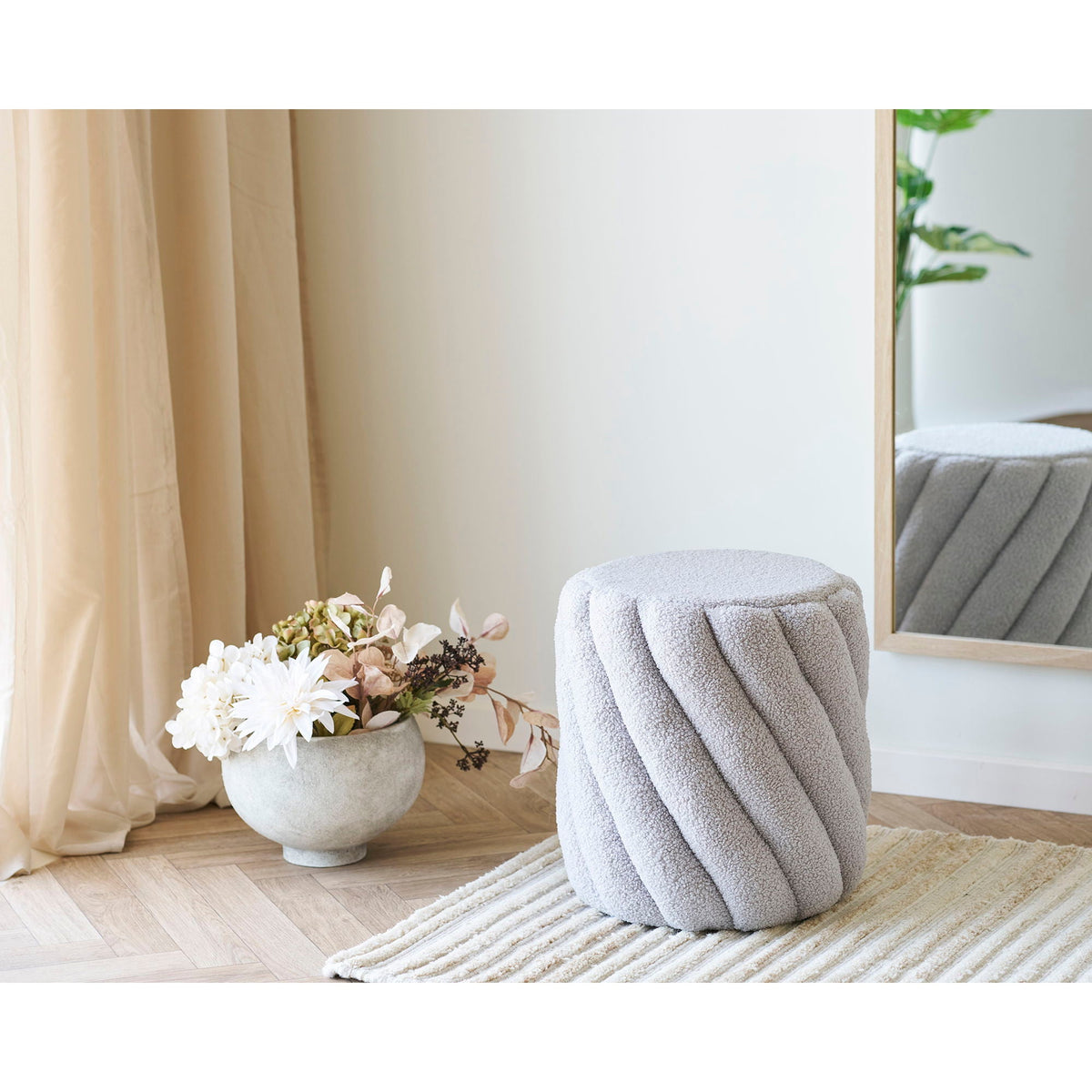 Se House Nordic - Sana Puf - Grå Teddy - Ø38 x 40 cm ❤ Kæmpe udvalg i House Nordic - Køb online på udsalg og tilbud lige nu ❤ Billig fragt • Hurtig levering - Varenummer: Bolig&Haven-51555599319370 og barcode / Ean: 5713917035830 på lager - Udsalg på Op til 61% rabat - Kendte mærker på udsalg – over 1.329 brands