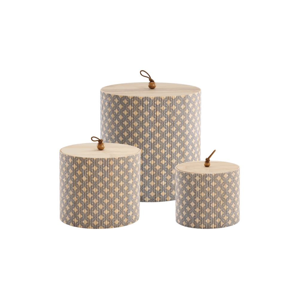 Se Chic Antique AMILLY Runde æsker sæt á 3 ❤ Kæmpe udvalg i Chic Antique - Køb online på udsalg og tilbud lige nu ❤ Billig fragt • Hurtig levering - Varenummer: HomeFeeling-9671 og barcode / Ean: 5712750426171 på lager - Udsalg på Interiør - Alt til badeværelset - Fade, bakker og opbevaring - Alt interiør - Opbevaring - Badeværelsestilbehør Op til 63% rabat - Kendte mærker på udsalg – over 1.329 brands