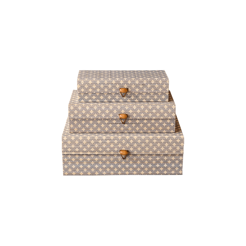 Se Chic Antique AMILLY Firkantede æsker sæt á 3 ❤ Kæmpe udvalg i Chic Antique - Køb online på udsalg og tilbud lige nu ❤ Hurtig levering til lave fragtpriser - Varenummer: HomeFeeling-9676 og barcode / Ean: 5712750426218 på lager - Udsalg på Interiør - Fade, bakker og opbevaring - Alt interiør - Opbevaring Spar helt op til 57% - Stort udsalg på over 739 brands