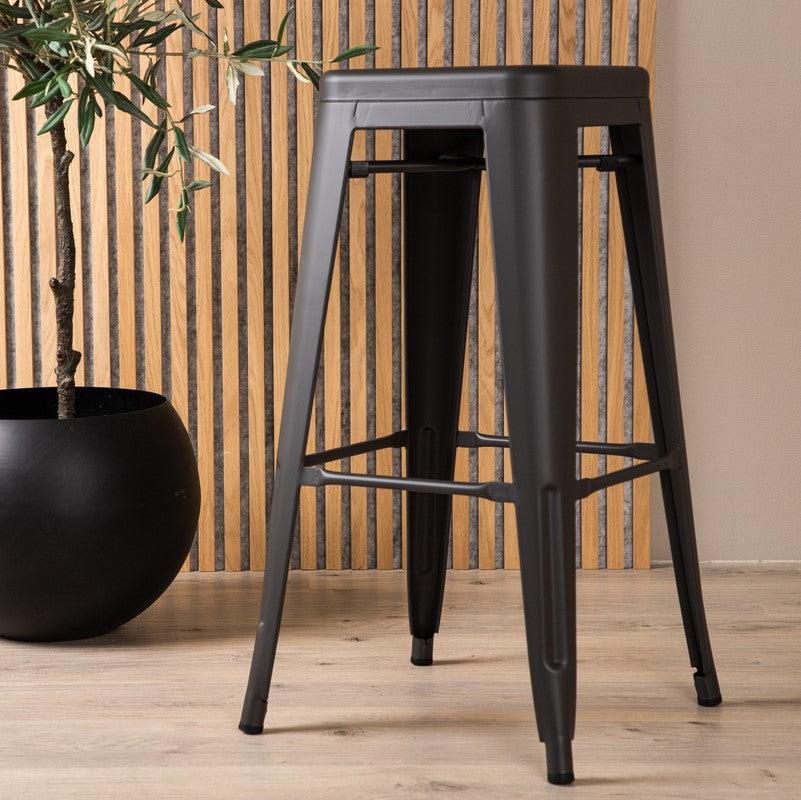 Se Nerro - 4 Barstole i mørgegrå metal ❤ Kæmpe udvalg i 3-nordic - Køb online på udsalg og tilbud lige nu ❤ Billig fragt og hurtig levering - Varenummer: 3-nordic-5325 og barcode / Ean: på lager - Udsalg på Spisestue - Barstole Spar stort – op til 71% - Eksklusivt udsalg på over 2.739 brands