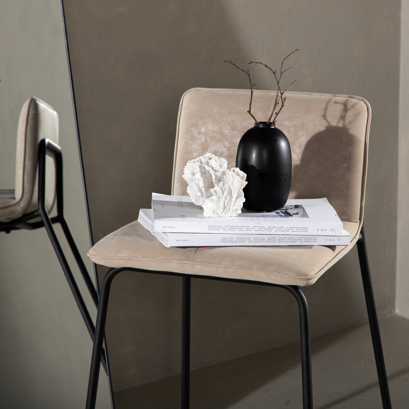 Se Bugg - 2 Barstole i metal og sæde i beige microfiber ❤ Kæmpe udvalg i 3-nordic - Køb online på udsalg og tilbud lige nu ❤ Meget billig fragt og hurtig levering - Varenummer: 3-nordic-5335 og barcode / Ean: på lager - Udsalg på Spisestue - Barstole Spar stort – op til 59% - Over 2.739 brands med kæmpe udsalg