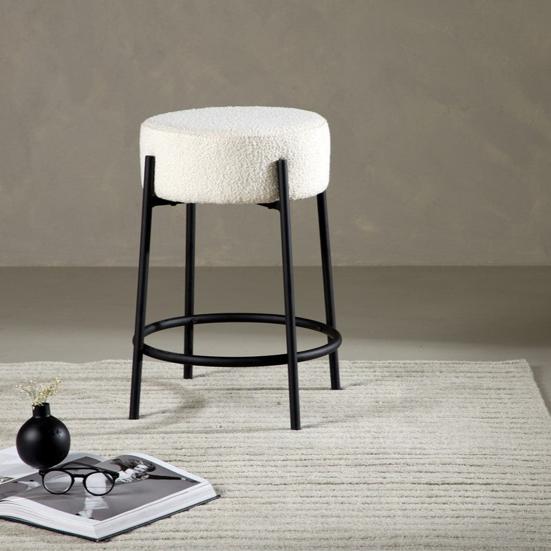 Se Lerwick- Barstol i metal og hvid boucle, højde 60 cm. ❤ Kæmpe udvalg i 3-nordic - Køb online på udsalg og tilbud lige nu ❤ Billig fragt • Hurtig levering - Varenummer: 3-nordic-5333 og barcode / Ean: på lager - Udsalg på Spisestue - Barstole Store besparelser – op til 71% - Shop over 2.281 kendte brands på udsalg